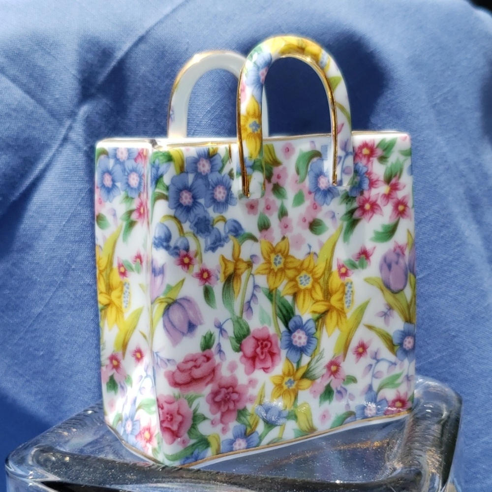 Mini shopping bag figurine